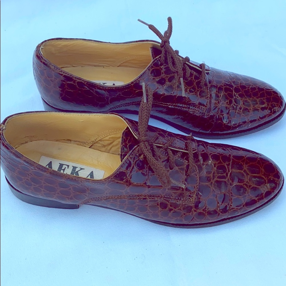 Women’s brown crocodile print leather shoes